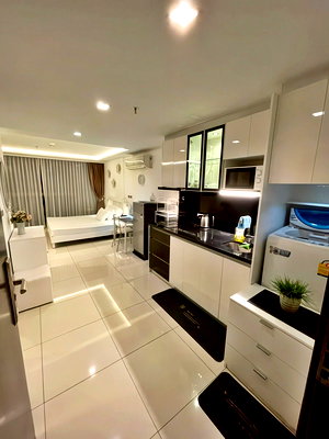 Condos for sale : Wongamat Tower Condo Studio for Sale