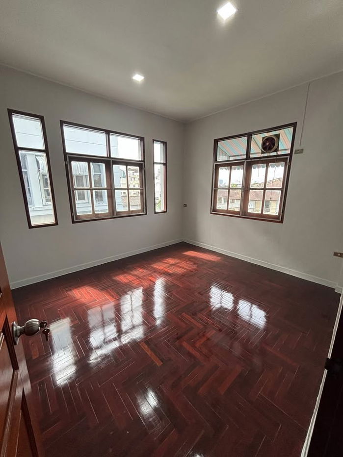 รูป  ให้เช่าบ้านทาวน์โฮม 3 ชั้น 5นอน 5น้ำ ปรับปรุงใหม่ พื้นที่ในบ้านเยอะ เดินไปสถานีรถไฟฟ้ากลันตัน10นาที  - รูปที่ 17/20