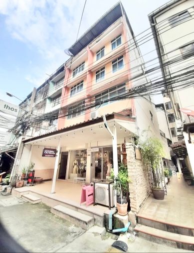 ให้เช่าตึกขนาด 2 คูหา  ทำเลซอยเยื้องถ.ข้าวสาร เดินเข้าซอยจากถ.ตะนาวประมาณ 30 ม. 