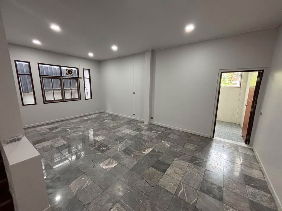 รูป ให้เช่าบ้านทาวน์โฮม 3 ชั้น พื้นที่ใช้สอยเยอะมาก ปรับปรุงใหม่สภาพดี เหมาะสำหรับทำออฟฟิศ สำนักงาน เดินไปสถานีกลันตัน10นาที - รูปที่ 7/17