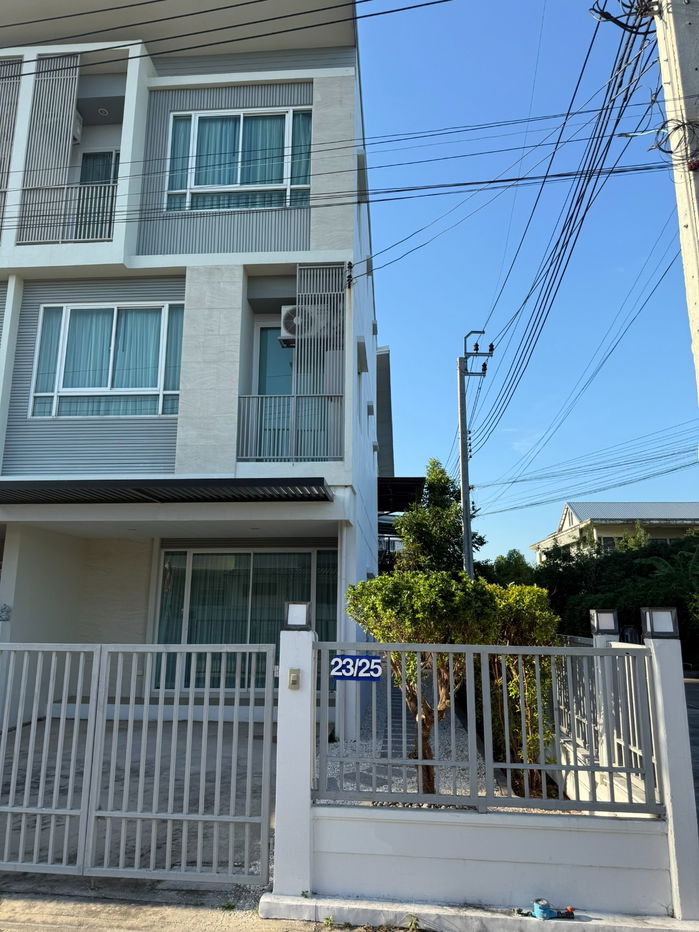 รูป ให้เช่าทาวน์โฮม 3 ชั้น 4 ห้องนอน ห้องน้ำในตัวทุกห้อง ตกแต่งหรู บรรยากาศหมู่บ้านเงียบสงบ - รูปที่ 26/27