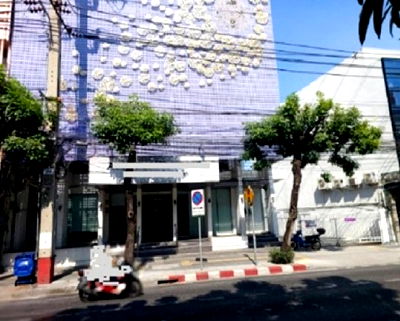 เช่าสำนักงาน ม.กรุงเทพ กล้วยน้ำไท : ให้เช่าอาคารสำนักงาน 3 ชั้น พื้นที่ 656 ตารางเมตร ริมถนนพระราม 4 ใกล้ BTS พระโขนง 