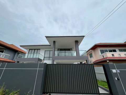 บ้านพักหรูพร้อมสระว่ายน้ำใกล้หาดจอมเทียน พัทยา