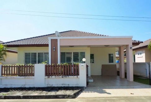 A house for rent with 3 bedrooms,2 bathrooms   and 1 kitchen .