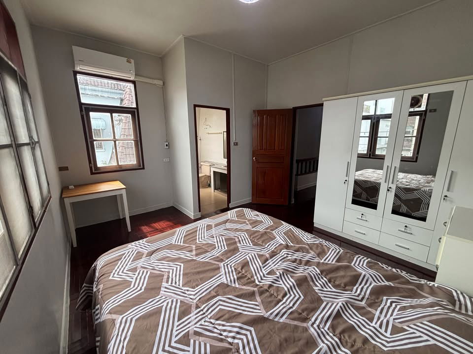 รูป  ให้เช่าบ้านทาวน์โฮม 3 ชั้น 5นอน 5น้ำ ปรับปรุงใหม่ พื้นที่ในบ้านเยอะ เดินไปสถานีรถไฟฟ้ากลันตัน10นาที  - รูปที่ 7/20