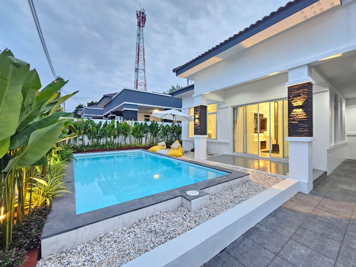 รูป Pool Villa in East Pattaya 3 Bedrooms for Sale - รูปที่ 5/18