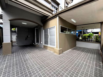 เช่าทาวน์โฮม ทรู ทาวเวอร์ พัฒนาการ :  ให้เช่าบ้านทาวน์โฮม 3 ชั้น พื้นที่ใช้สอยเยอะมาก ปรับปรุงใหม่สภาพดี เหมาะสำหรับทำออฟฟิศ สำนักงาน เดินไปสถานีกลันตัน10นาที