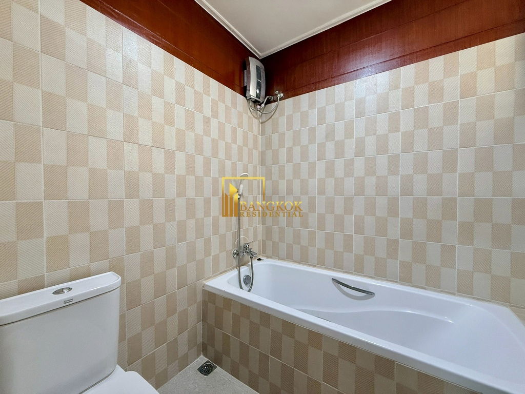 รูป Exceptional 4 Bedroom House in Vibrant Nana Area - BR28305SH - รูปที่ 34/45