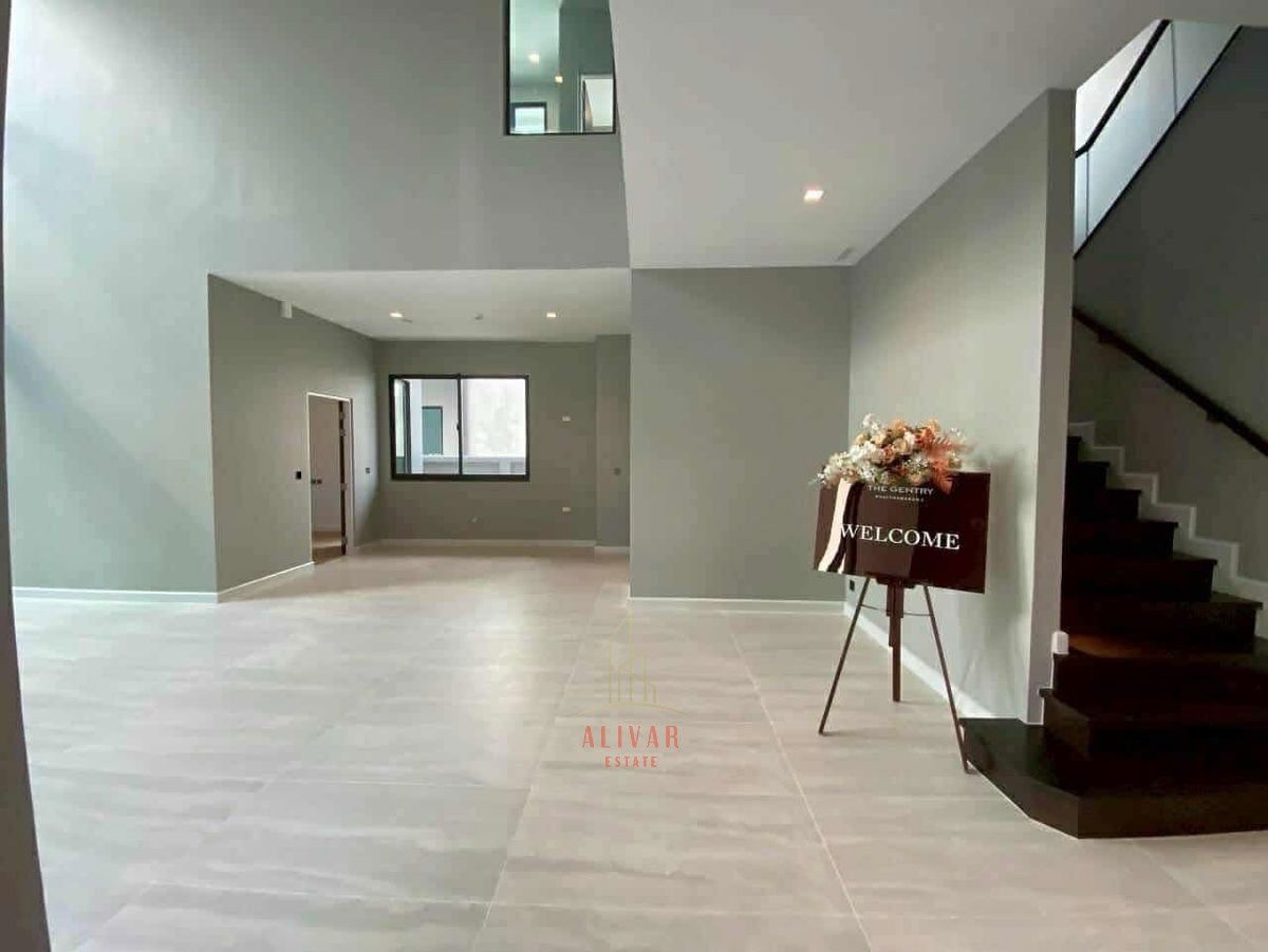 รูป SH120125 ขาย บ้านเดี่ยว 3 ชั้น 5 ห้องนอน at The Gentry พัฒนาการ 2 พร้อมลิฟต์และสระว่ายน้ำส่วนตัว เชื่อมต่อทองหล่อ-เอกมัย เพียง 7 นาที - รูปที่ 3/12