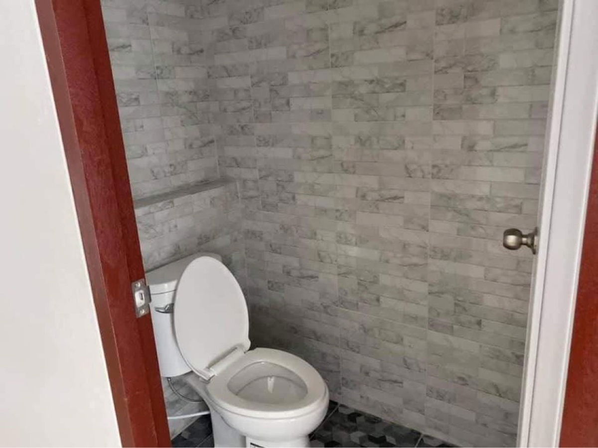 picture 2-storey townhouse in Soi Khacharnwit, feels like a commercial building, suitable for small businesses or trading. - 4/6