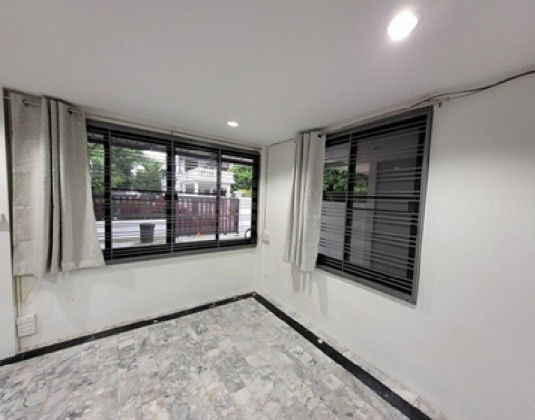 รูป ให้เช่าบ้านเดี่ยว 2 ชั้น ซอยประชาราษฎร์บำเพ็ญ 26 แอร์ 6 เครื่อง จอดรถ 3 คัน อยู่อาศัย หรือ Home Office - รูปที่ 11/13