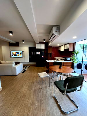 Condos for sale 700 Year Sports Arena Chiang Mai : Newly renovated condo for sale, move-in ready, located in the heart of Nimman.