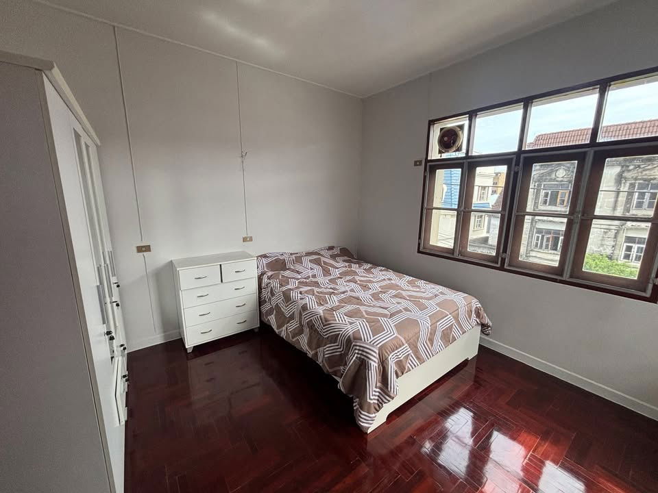 รูป  ให้เช่าบ้านทาวน์โฮม 3 ชั้น 5นอน 5น้ำ ปรับปรุงใหม่ พื้นที่ในบ้านเยอะ เดินไปสถานีรถไฟฟ้ากลันตัน10นาที  - รูปที่ 20/20