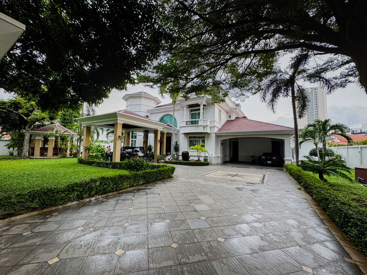 picture Luxury Pool Villa for Sale – Pratumnak Hill, Pattaya - 1/21