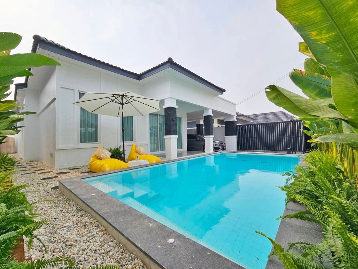 รูป Pool Villa in East Pattaya 3 Bedrooms for Sale - รูปที่ 1/18