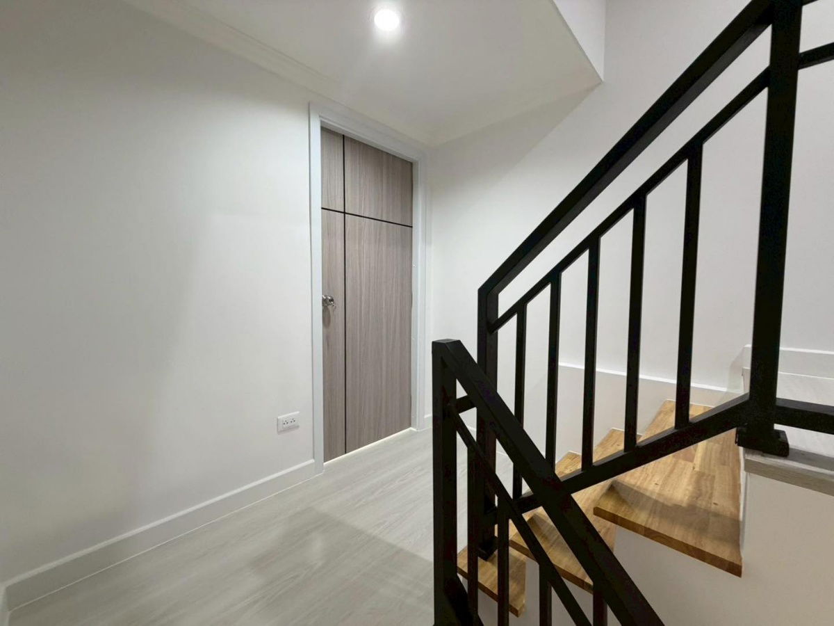 รูป ขายทาวน์โฮม 3 ชั้น ซอยนาคนิวาส 37 แยก 1-8 ขนาดพื้นที่ 22 ตารางวา 4 ห้องนอน 5 ห้องน้ำ ตกแต่งใหม่พร้อมอยู่ - รูปที่ 13/22