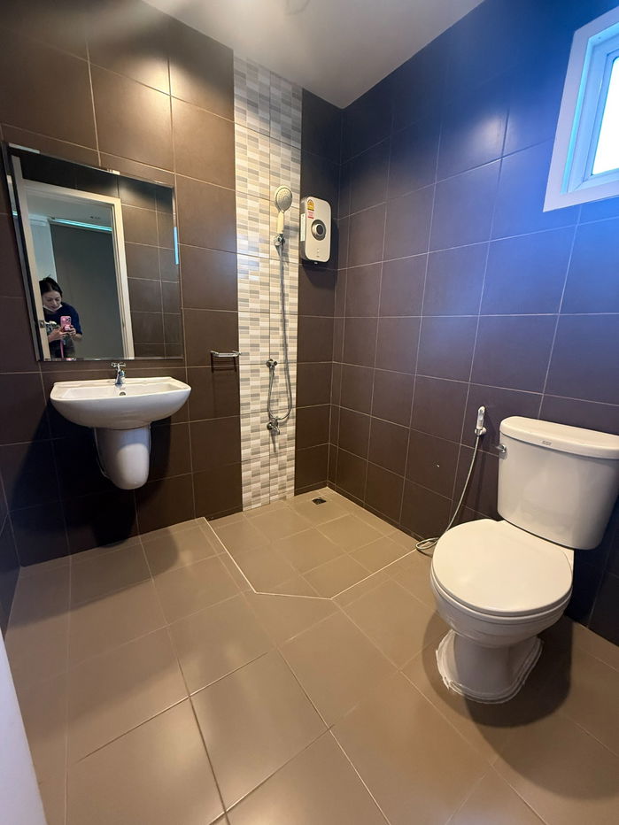 รูป ให้เช่าทาวน์โฮม 3 ชั้น 4 ห้องนอน ห้องน้ำในตัวทุกห้อง ตกแต่งหรู บรรยากาศหมู่บ้านเงียบสงบ - รูปที่ 11/27