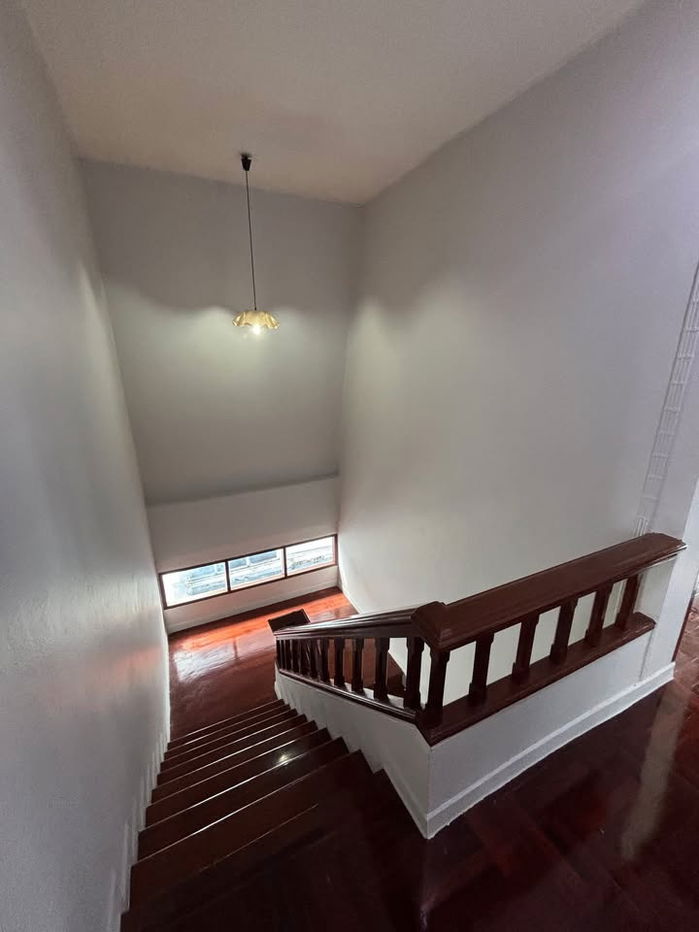 รูป  ให้เช่าบ้านทาวน์โฮม 3 ชั้น 5นอน 5น้ำ ปรับปรุงใหม่ พื้นที่ในบ้านเยอะ เดินไปสถานีรถไฟฟ้ากลันตัน10นาที  - รูปที่ 16/20