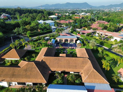 ขายกิจการรีสอร์ท บางเสร่