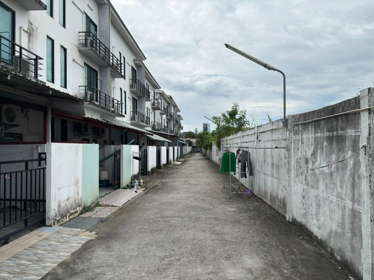 รูป ขายอาคารพาณิชย์ (พร้อมผู้เช่า) ในโครงการดีคอมเพล็กซ์ ศรีราชา-นิคมปิ่นทอง1 อาคารสูง 3 ชั้น ต.หนองขาม อ.ศรีราชา - รูปที่ 3/9