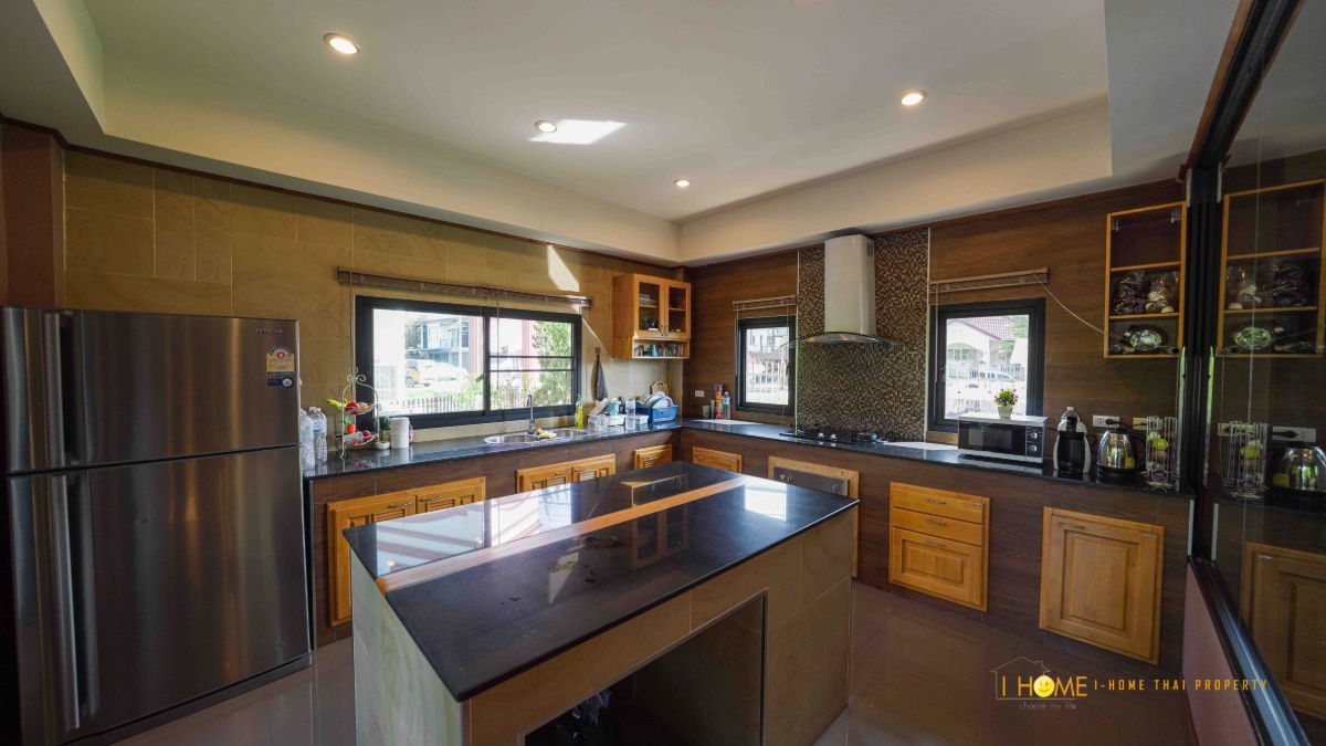 picture A two storey house for rent with 3 bedrooms,3 toilets and 1 kitchen. - 11/30