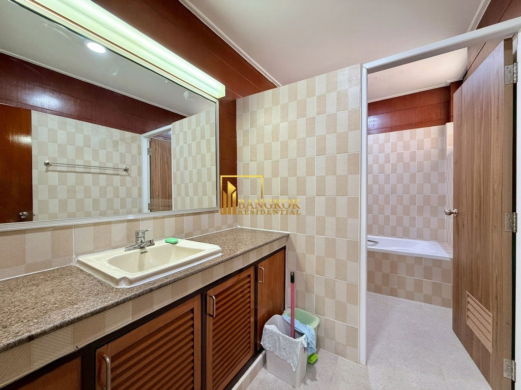รูป Exceptional 4 Bedroom House in Vibrant Nana Area - BR28305SH - รูปที่ 33/45