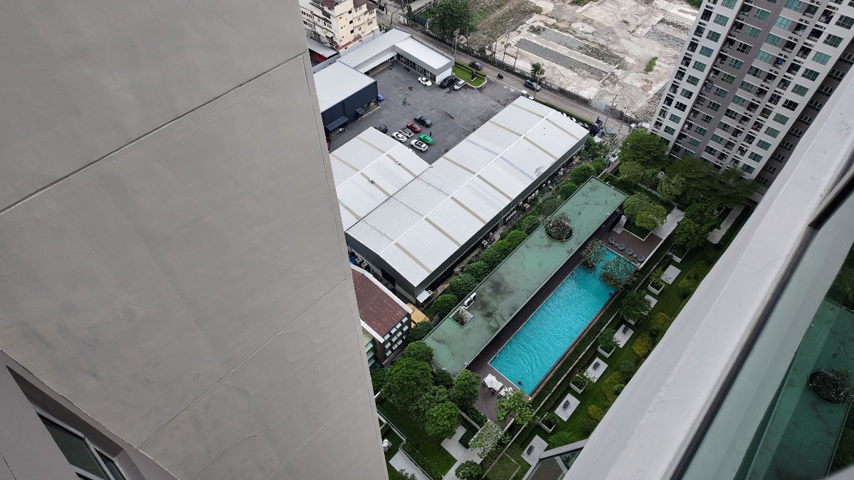 picture 1-Bed condo close to BTS Ekamai 28SQM with City view - Aspire Rama 4 - 21/22