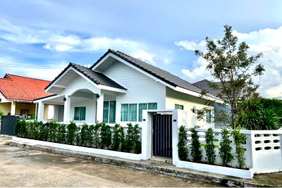 Houses for sale Chonburi : [920611001-401] "Corner Villa: Fully Furnished, 3 Beds, 2 Baths!"