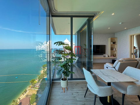 🔹 Luxury Beachfront Condo – AROM Wongamat 🔹