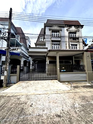 เช่าทาวน์โฮม ทรู ทาวเวอร์ พัฒนาการ :  ให้เช่าบ้านทาวน์โฮม 3 ชั้น 5นอน 5น้ำ ปรับปรุงใหม่ พื้นที่ในบ้านเยอะ เดินไปสถานีรถไฟฟ้ากลันตัน10นาที 