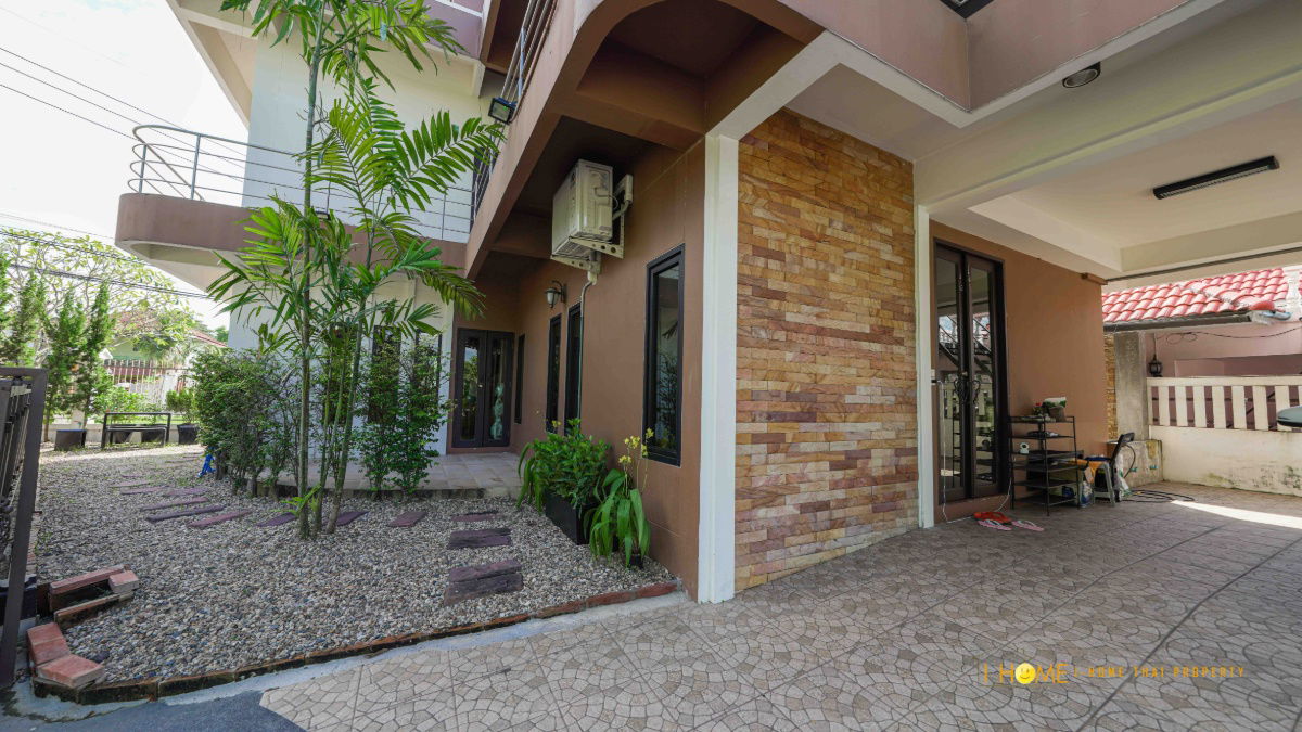 picture A two storey house for rent with 3 bedrooms,3 toilets and 1 kitchen. - 4/30