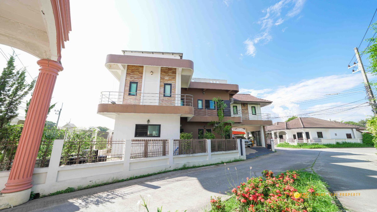 picture A two storey house for rent with 3 bedrooms,3 toilets and 1 kitchen. - 2/30