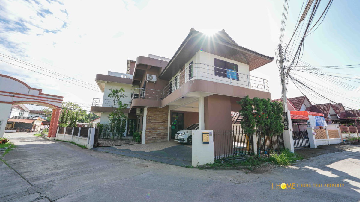 picture A two storey house for rent with 3 bedrooms,3 toilets and 1 kitchen. - 3/30