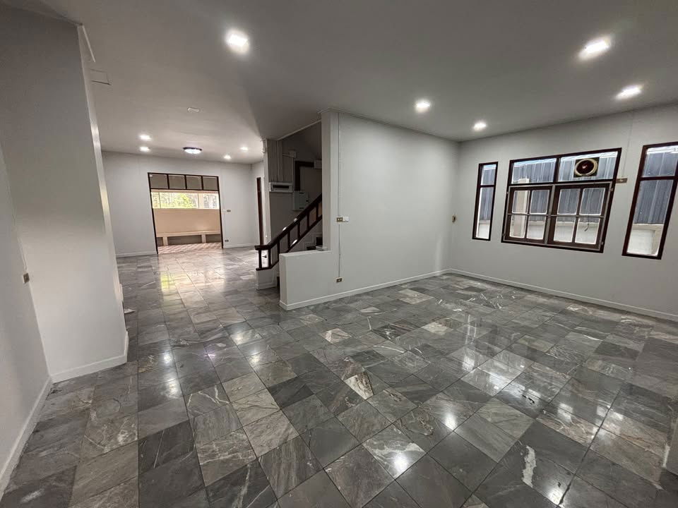 รูป ให้เช่าบ้านทาวน์โฮม 3 ชั้น พื้นที่ใช้สอยเยอะมาก ปรับปรุงใหม่สภาพดี เหมาะสำหรับทำออฟฟิศ สำนักงาน เดินไปสถานีกลันตัน10นาที - รูปที่ 2/17