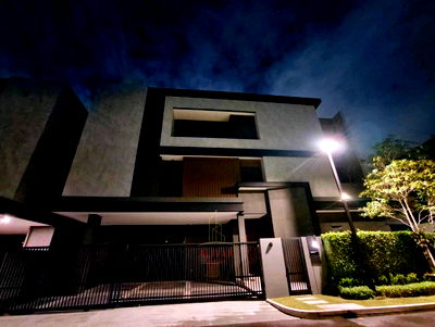 บ้านเดี่ยวให้เช่า : RH120425 ให้เช่า บ้านเดี่ยวใหม่ 3ชั้น 8 ห้องนอน at THE HONOR Yothinpattana พร้อม Private Pool Villa