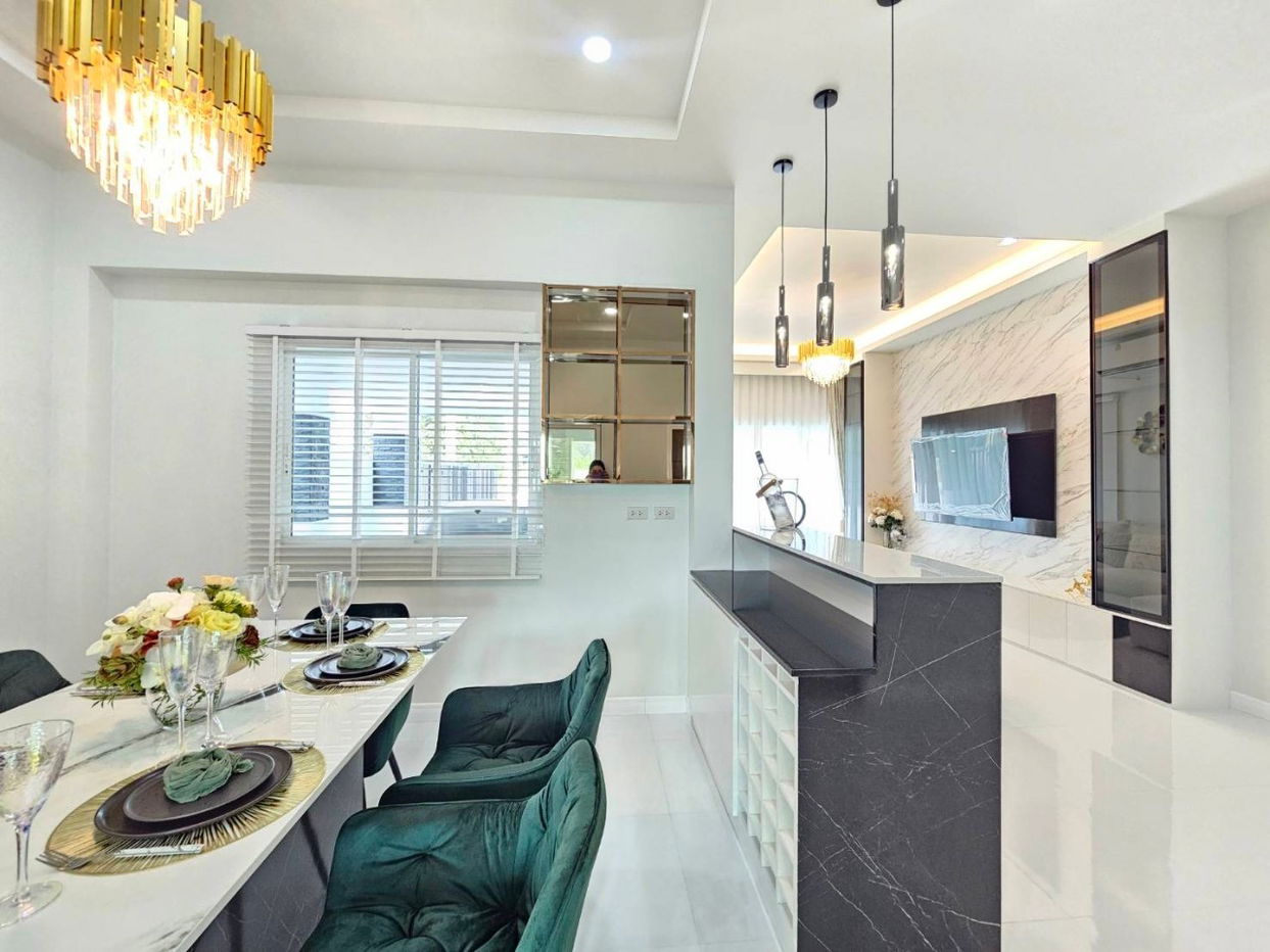 รูป Pool Villa in East Pattaya 3 Bedrooms for Sale - รูปที่ 16/18