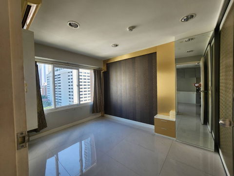 Urgent Sale! The Plenary Sathon Condo in a prime location, only 400 meters from Wongwian Yai BTS Station and just 10 minutes from ICONSIAM.