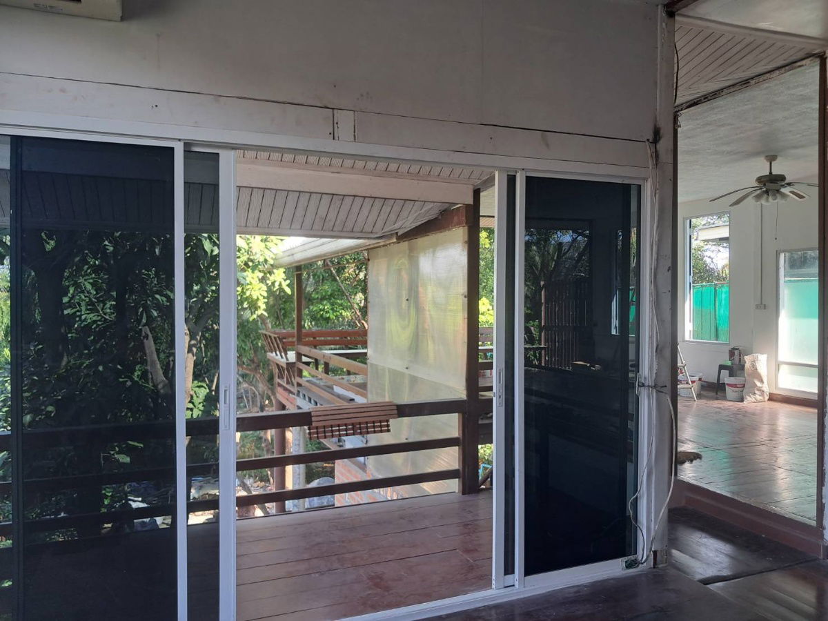 รูป ขายบ้านริมทะเลสาบ หมู่บ้านสัมมากรรามคำแหง (กำลังรีโนเวท) สิ่งอำนวยความสะดวกครบ MRT ตลาด ห้าง ร้านอาหาร คาเฟ่ โรงเรียน - รูปที่ 6/9