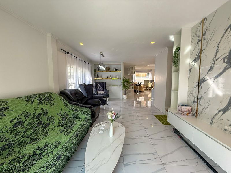 รูป ขายบ้านเดี่ยว 2 ชั้น รีโนเวทใหม่ หลังใหญ่ ทำเลดี ใกล้ห้างเจปาร์คศรีราชา - รูปที่ 2/20