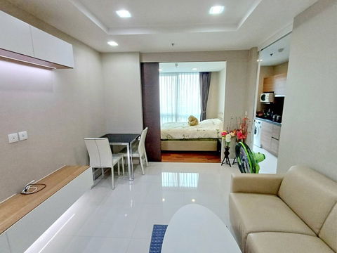 For rent 1 bedroom 7th Fl, pool view, The Metropolis Samrong Interchange. 1 min to BTS Samrong Station