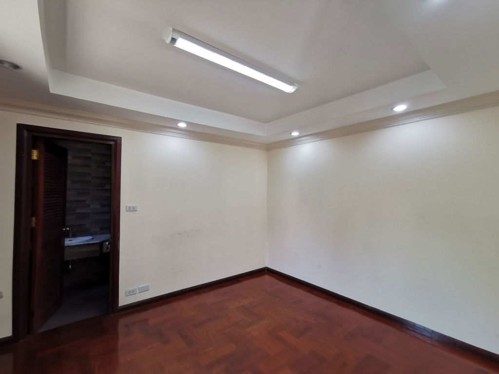 รูป บ้านเเฝดหรือโฮมออฟฟิส 4 ชั้น 4 ห้องนอน 5 ห้องน้ำ ในหมู่บ้านสีฟ้า พหลโยธิน ซอย 9 หรืออารีย์ 4 เหนือ - รูปที่ 12/31