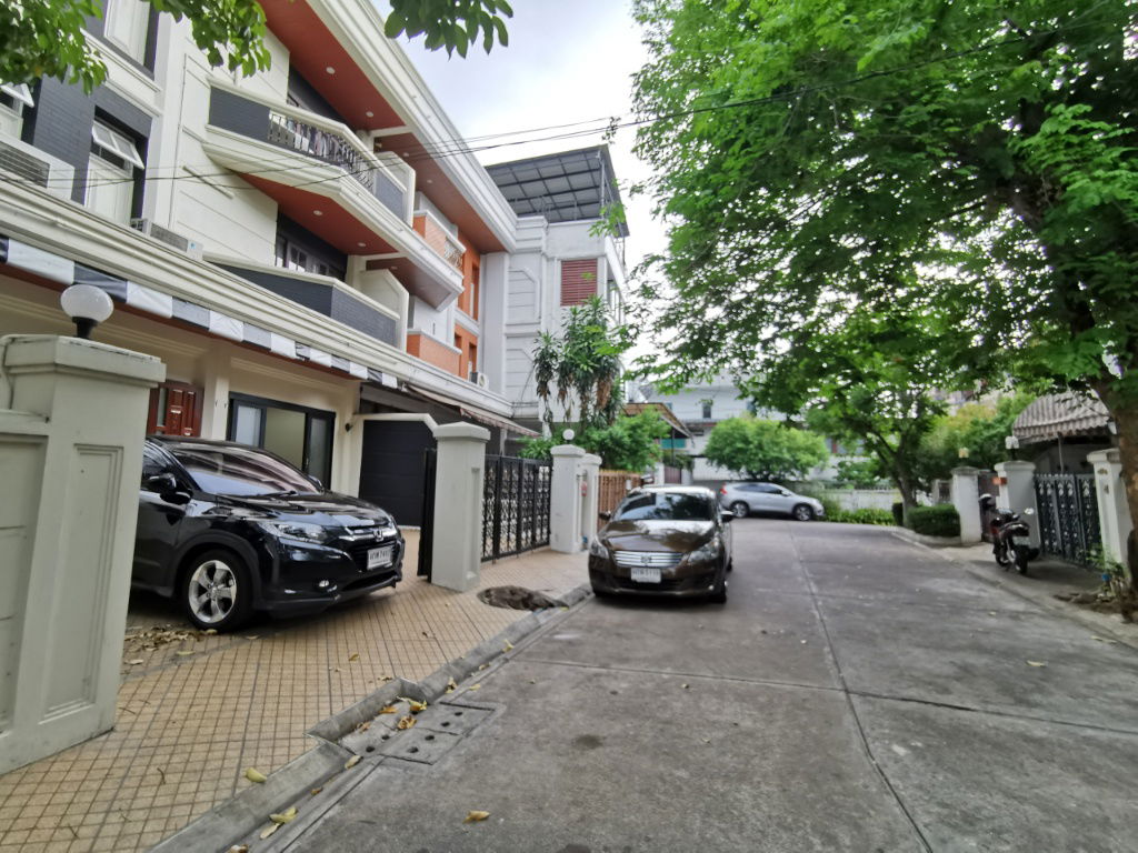 รูป บ้านเเฝดหรือโฮมออฟฟิส 4 ชั้น 4 ห้องนอน 5 ห้องน้ำ ในหมู่บ้านสีฟ้า พหลโยธิน ซอย 9 หรืออารีย์ 4 เหนือ - รูปที่ 31/31