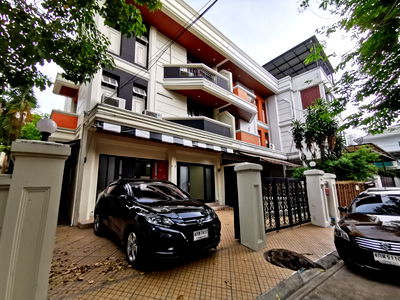 เช่าบ้านแฝด ถนนประดิพัทธ์ : บ้านเเฝดหรือโฮมออฟฟิส 4 ชั้น 4 ห้องนอน 5 ห้องน้ำ ในหมู่บ้านสีฟ้า พหลโยธิน ซอย 9 หรืออารีย์ 4 เหนือ