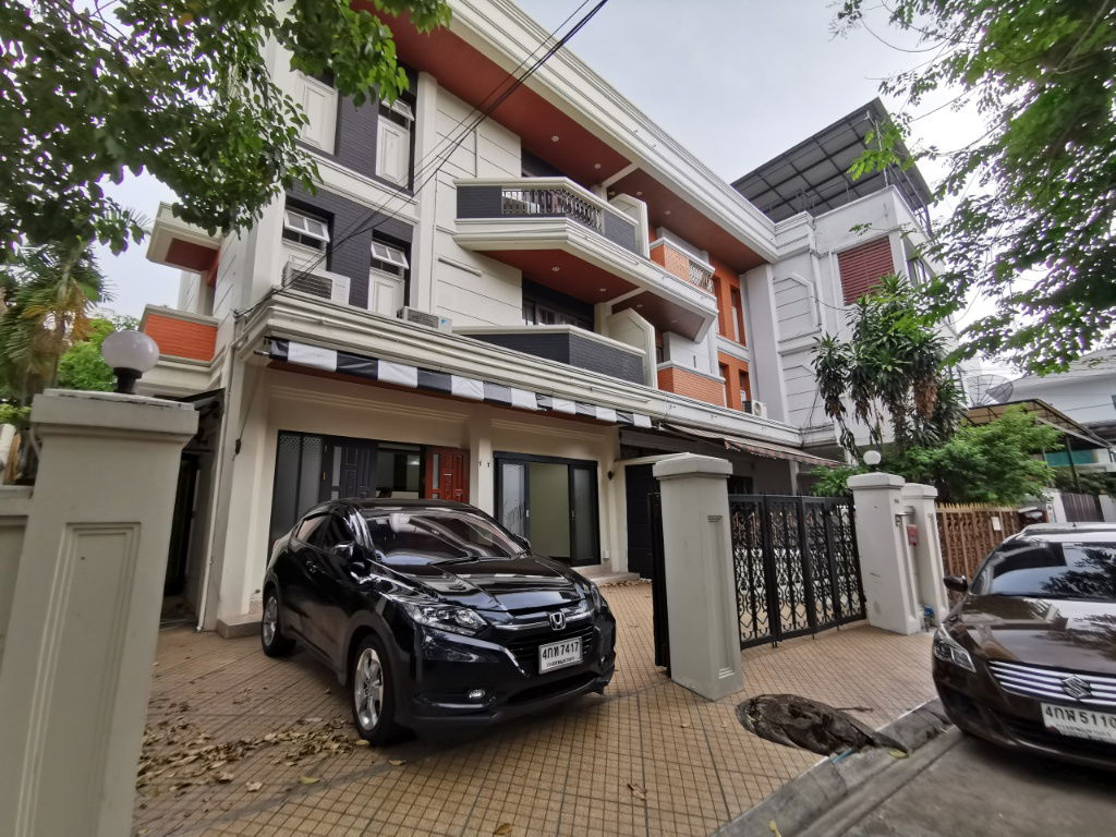 รูป บ้านเเฝดหรือโฮมออฟฟิส 4 ชั้น 4 ห้องนอน 5 ห้องน้ำ ในหมู่บ้านสีฟ้า พหลโยธิน ซอย 9 หรืออารีย์ 4 เหนือ - รูปที่ 1/31