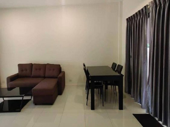 รูป ให้เช่าทาวน์โฮม 3 ชั้น หมู่บ้าน Villa Albero ซอยกรุงเทพกรีฑา 15/1 เฟอร์นิเจอร์ครบ อยู่อาศัยเท่านั้น ไม่จดบริษัท เลี้ยงหมาได้ (แมวไม่เอา) - รูปที่ 4/12