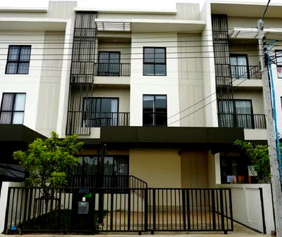 เช่าโฮมออฟฟิศ ถนนกรุงเทพ-ชลบุรี มอเตอร์เวย์ : ให้เช่าทาวน์โฮม 3 ชั้น หมู่บ้าน Villa Albero ซอยกรุงเทพกรีฑา 15/1 เฟอร์นิเจอร์ครบ อยู่อาศัยเท่านั้น ไม่จดบริษัท เลี้ยงหมาได้ (แมวไม่เอา)