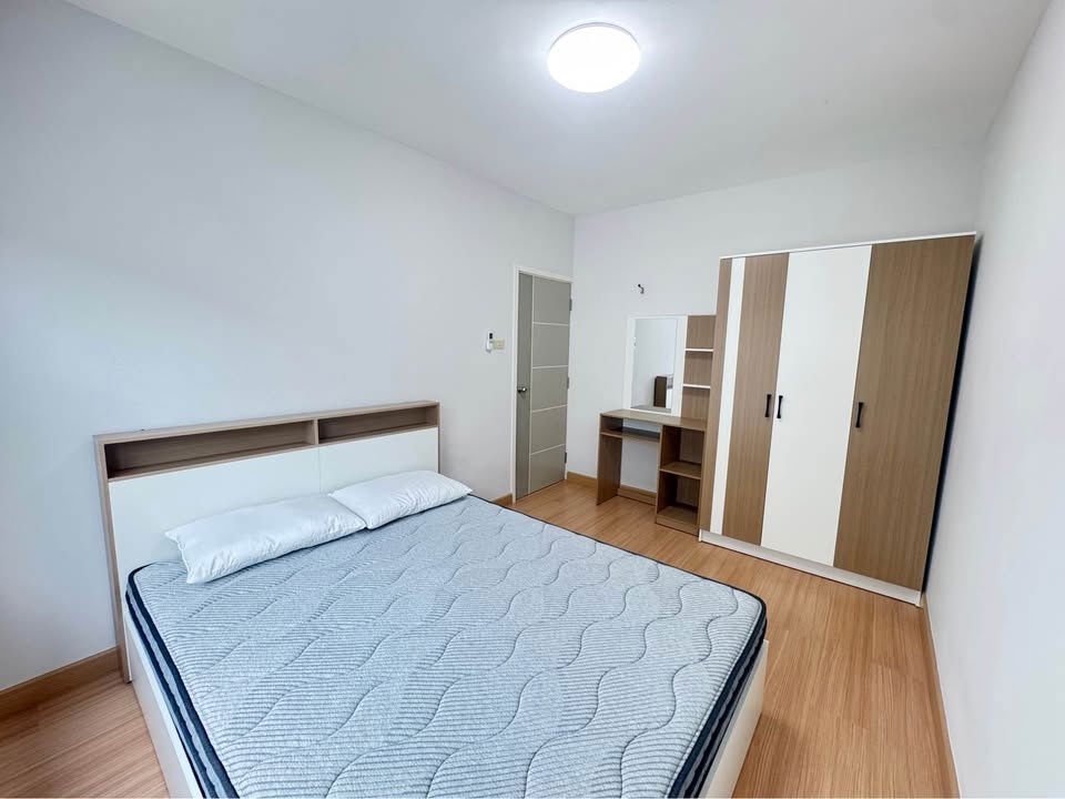 picture Two-storey townhouse for rent with 3 bedrooms and 2 toilets. - 13/17