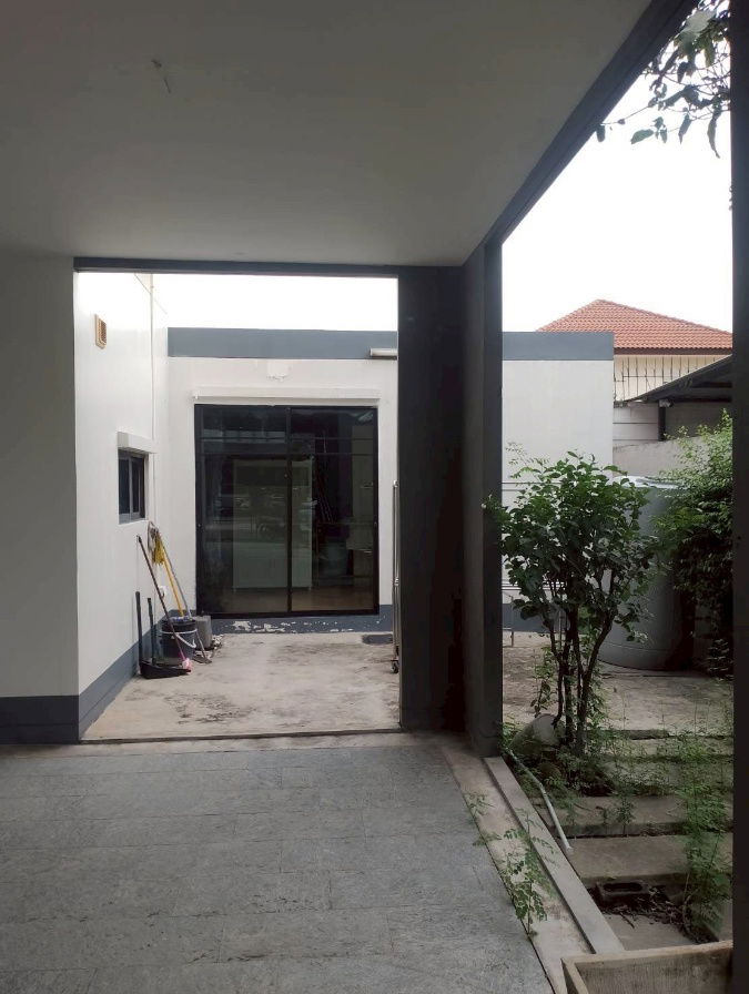 รูป ให้เช่า บ้านเดี่ยว Habitia ปัญญาอินทรา 2 – ซาฟารีเวิลด์ แปลงใหญ่ 113 ตร.วา ต่อเติมหลังบ้าน จอดรถได้ 4 คัน เฟอร์ครบ - รูปที่ 4/9