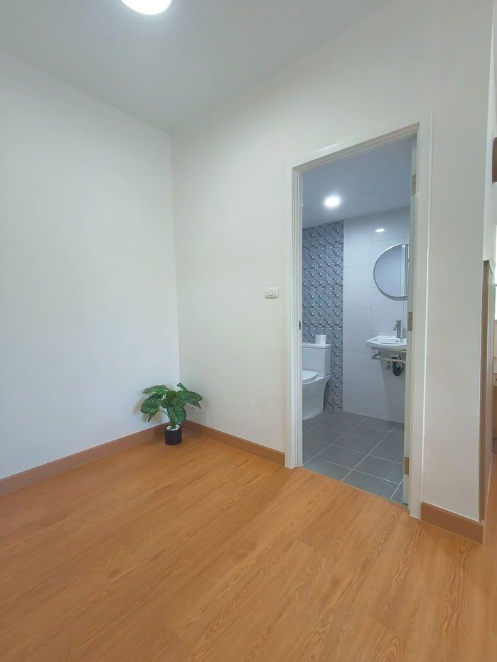 รูป ทาวน์เฮาส์ ลำลูกกา ถนนชลมาร์วิจารณ์ ทำเลหลังมุม ใกล้รถไฟฟ้าคูคต หมู่บ้านพฤกษา92 ต้นโครงการ นัดชมบ้าน 085-318-6868 คุณวา - รูปที่ 18/25