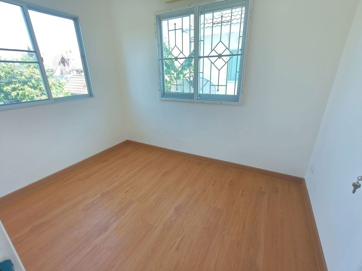 รูป ทาวน์เฮาส์ ลำลูกกา ถนนชลมาร์วิจารณ์ ทำเลหลังมุม ใกล้รถไฟฟ้าคูคต หมู่บ้านพฤกษา92 ต้นโครงการ นัดชมบ้าน 085-318-6868 คุณวา - รูปที่ 10/25